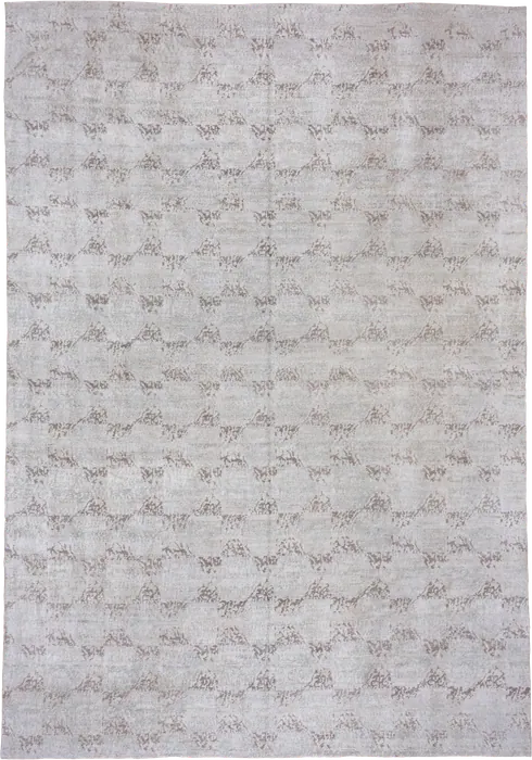 No. 78583 light grey rug with faint tan repeating geometric rows